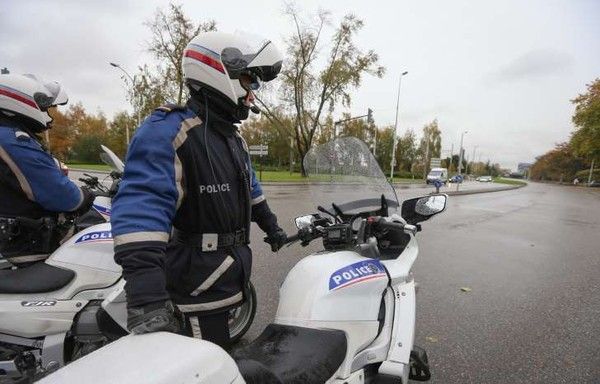 Le dealer fonce délibérément sur un policier à moto 
