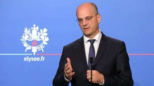 Téléphones portables interdits "à l'école et au collège" 