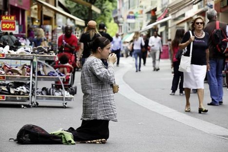 un homme rencontre un mendiant